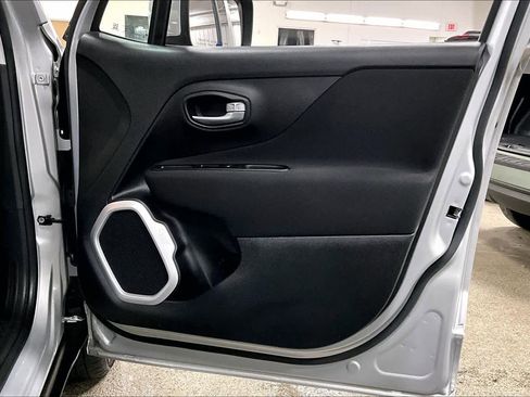 Used 2020 Jeep Renegade Latitude w/ Cold Weather Group image 21