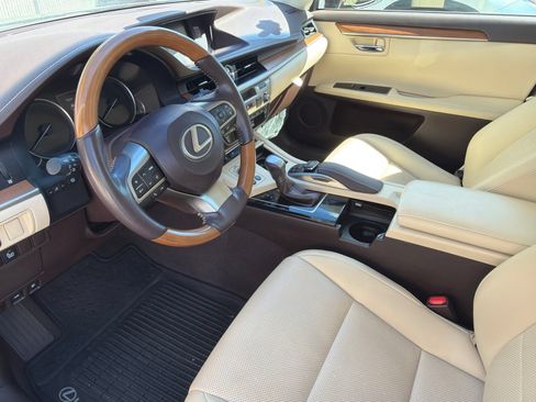 Used 2018 Lexus ES 300h w/ Navigation Package FWD image 4
