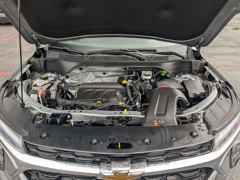 Used 2025 Chevrolet Trax LT w/ LT Convenience Package image 24