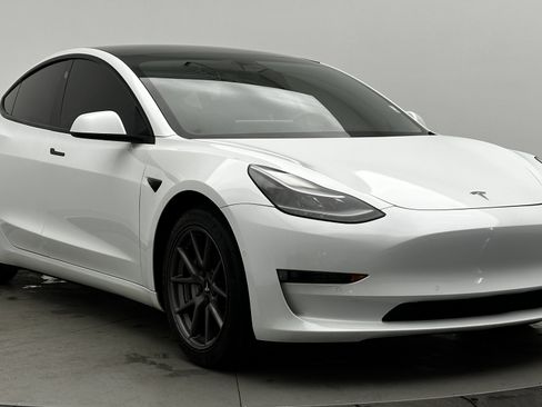 Used 2021 Tesla Model 3 Standard Range Plus image 3