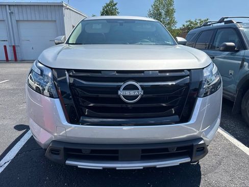 Certified 2025 Nissan Pathfinder Platinum w/ Black Appearance Package AWD/4WD image 2