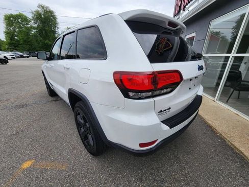 Used 2019 Jeep Grand Cherokee Laredo AWD/4WD image 9