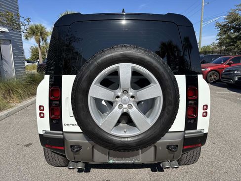 Used 2025 Land Rover Defender 110 X-Dynamic SE image 7
