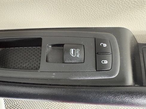Used 2022 Chrysler Pacifica Touring-L FWD image 35