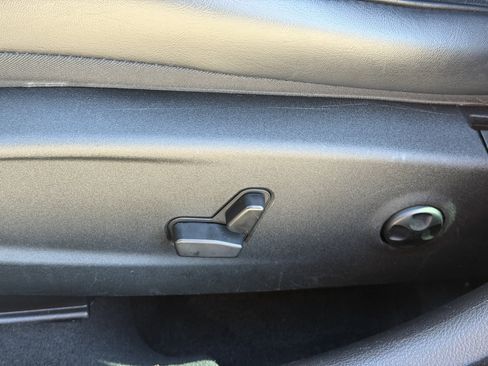 Used 2015 Chrysler 300 C image 19