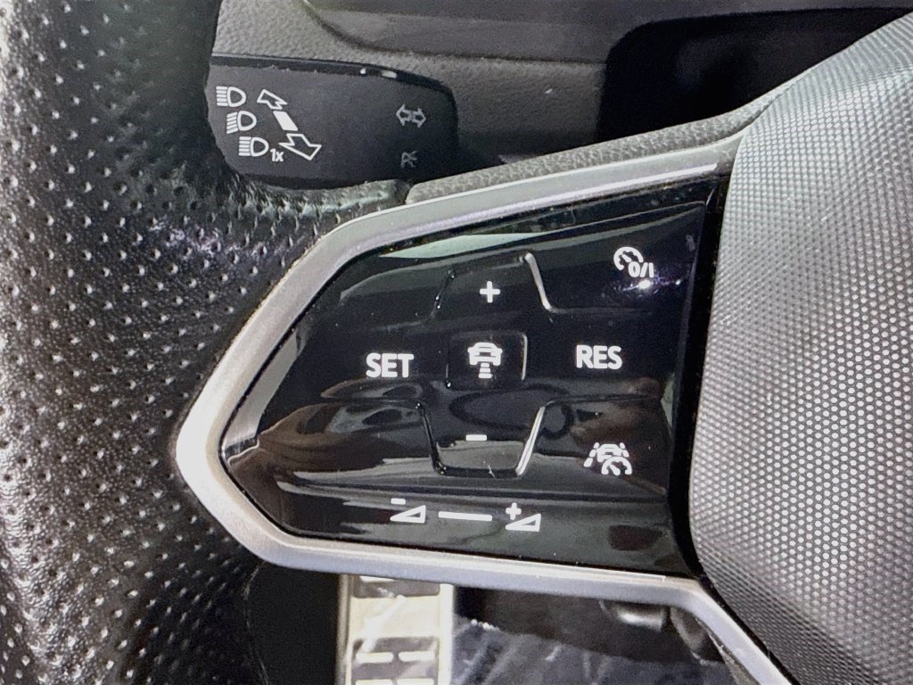 Used 2022 Volkswagen Tiguan SEL R-Line AWD/4WD image 13