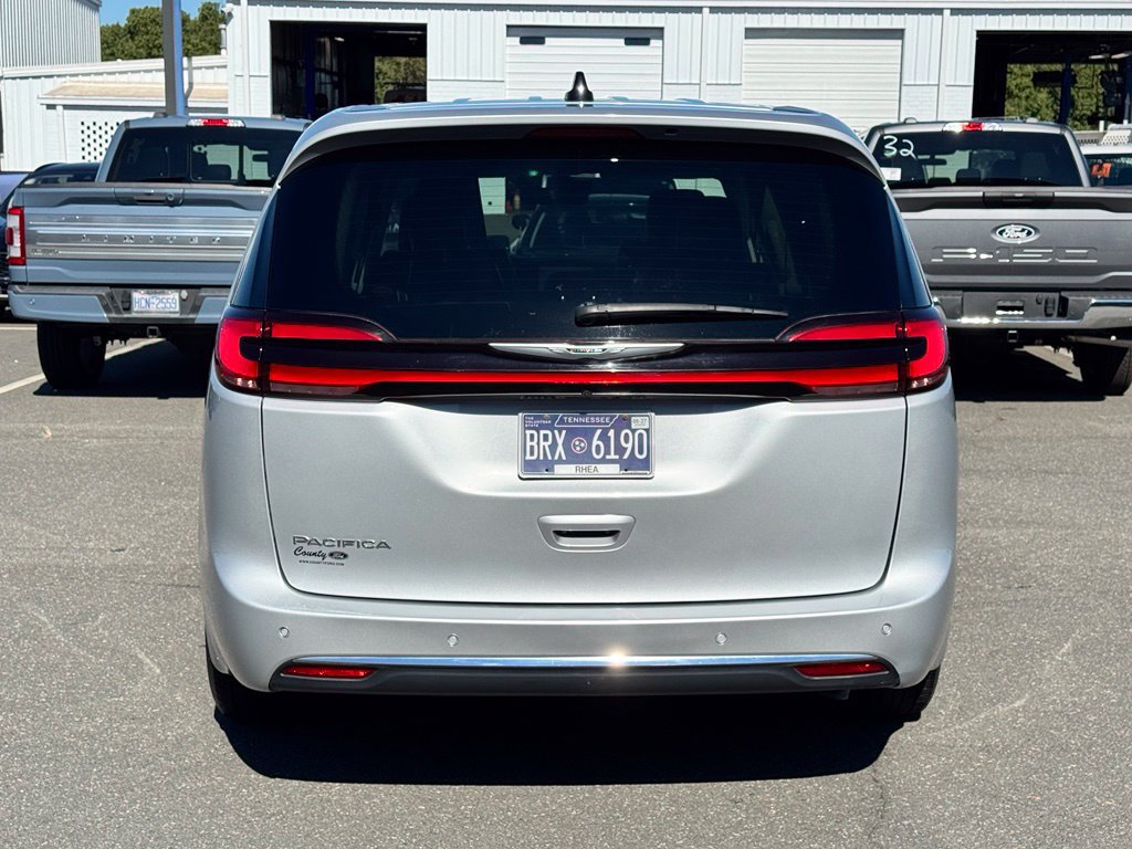 Used 2024 Chrysler Pacifica Touring-L FWD image 4
