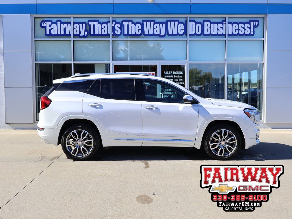 Used 2024 GMC Terrain Denali w/ Denali Premium Package AWD/4WD image 1