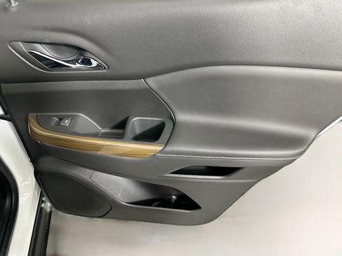 Used 2023 GMC Acadia SLE w/ Driver Convenience Package image 30