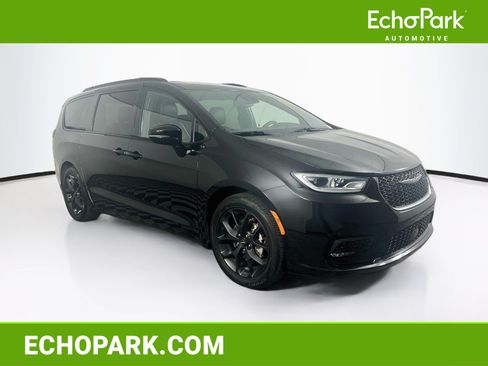 Used 2025 Chrysler Pacifica Limited FWD image 1