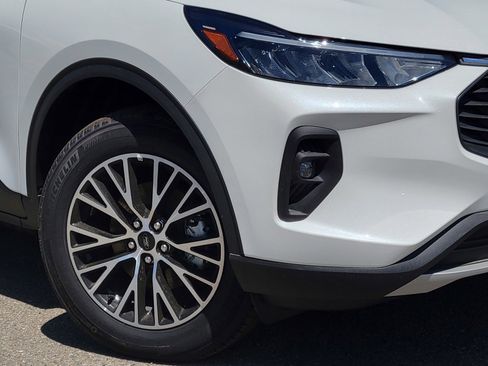 Used 2024 Ford Escape SE image 3