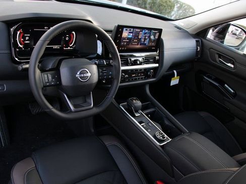 New 2026 Nissan Pathfinder Platinum image 4