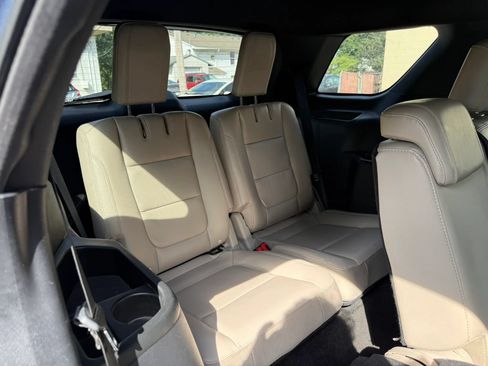 Used 2018 Ford Explorer XLT w/ Equipment Group 202A FWD image 19