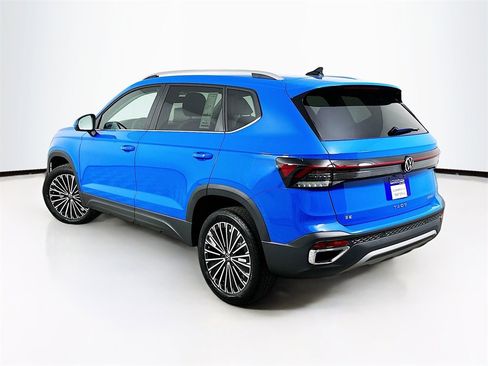 Used 2025 Volkswagen Taos SE image 12