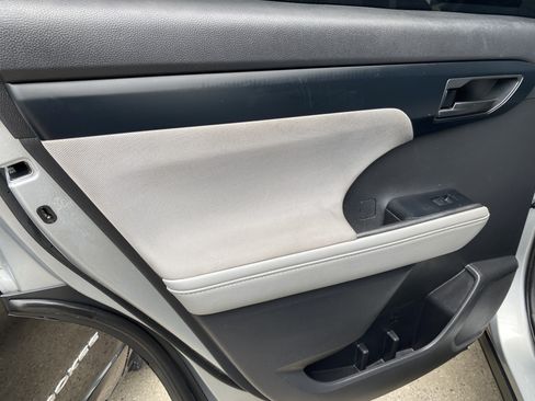 Used 2020 Toyota Highlander L FWD image 14