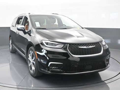 New 2026 Chrysler Pacifica Pinnacle image 9