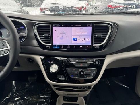Used 2024 Chrysler Pacifica Touring-L image 2