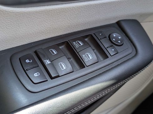 Used 2023 Chrysler Pacifica Touring-L FWD image 15