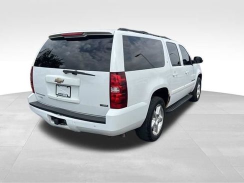 Used 2009 Chevrolet Suburban LT RWD image 7