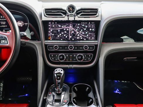 Used 2021 Bentley Bentayga image 17