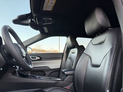 Used 2025 Jeep Compass Limited image 25