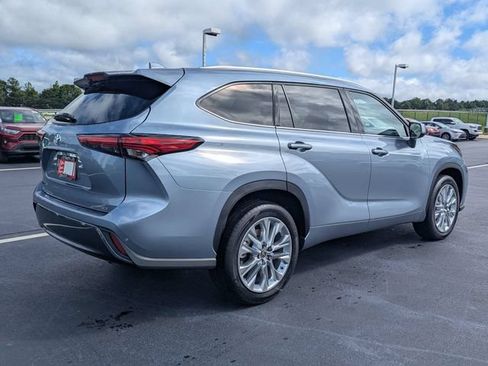 Used 2022 Toyota Highlander Limited FWD image 3
