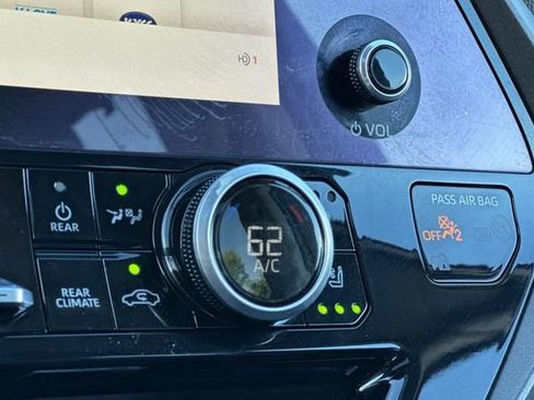 Used 2023 Toyota Highlander Limited image 31