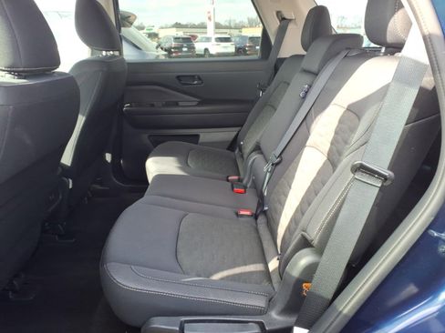 Used 2025 Nissan Pathfinder SV image 17