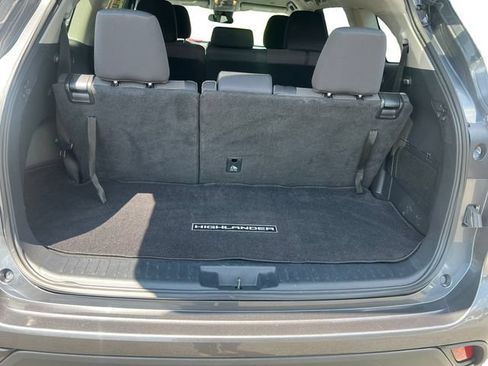 Used 2023 Toyota Highlander LE AWD/4WD image 19