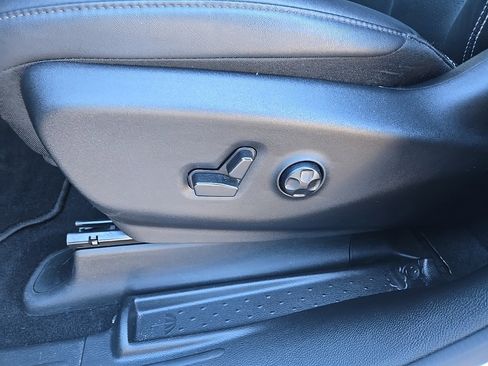 Used 2025 Chrysler Pacifica Select image 33