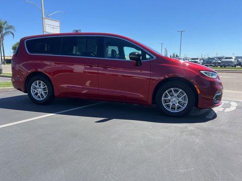 Used 2025 Chrysler Pacifica Select FWD image 8