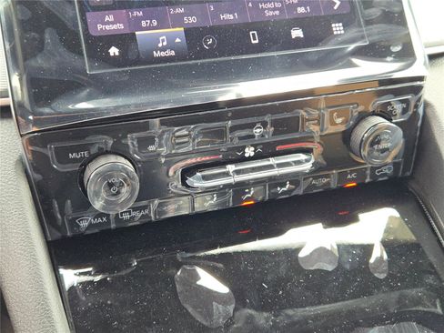 New 2025 Jeep Grand Cherokee Altitude image 30