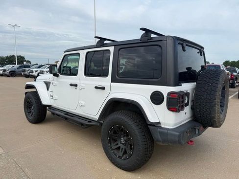 Used 2018 Jeep Wrangler Unlimited Sahara w/ LED Lighting Group AWD/4WD image 5