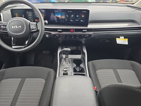 Certified 2025 Kia Sorento LX image 16