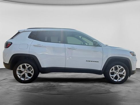 Used 2024 Jeep Compass Latitude AWD/4WD image 11