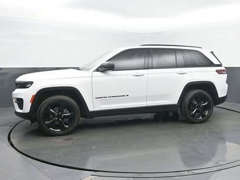 Used 2023 Jeep Grand Cherokee Altitude AWD/4WD image 2