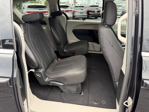 Used 2017 Chrysler Pacifica Touring Plus w/ Tire & Wheel Group FWD image 25