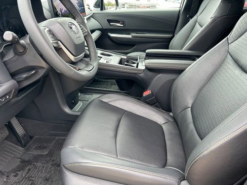Used 2025 Toyota Sienna XLE Woodland Edition image 11