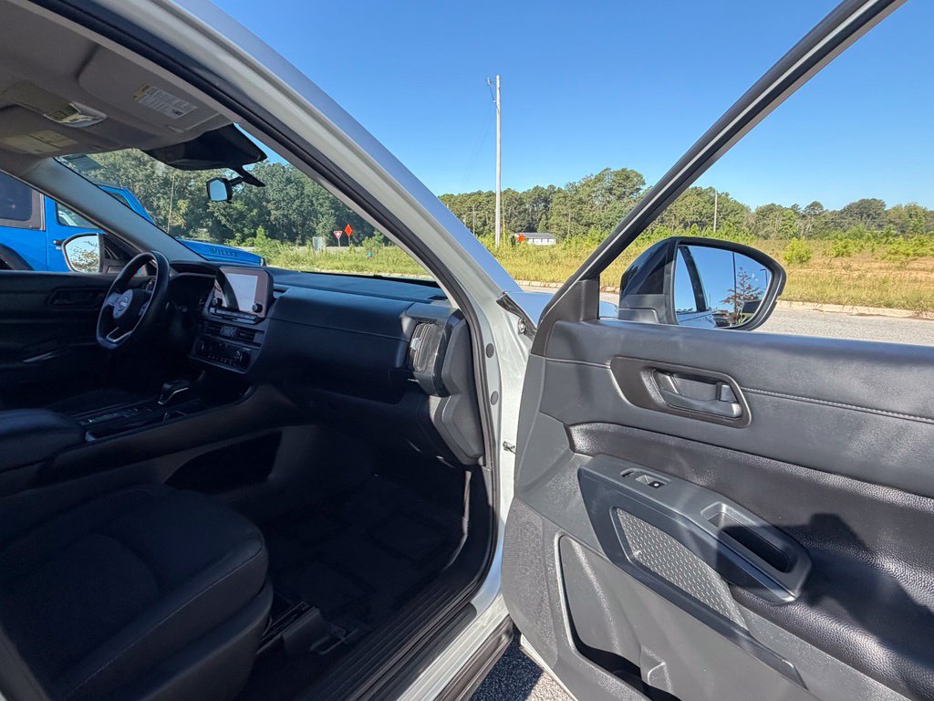 Used 2023 Nissan Pathfinder S FWD image 33