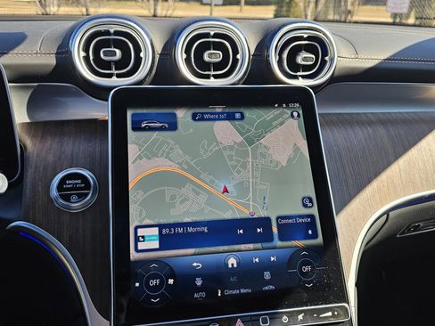 Used 2025 Mercedes-Benz GLC 300 4MATIC image 29