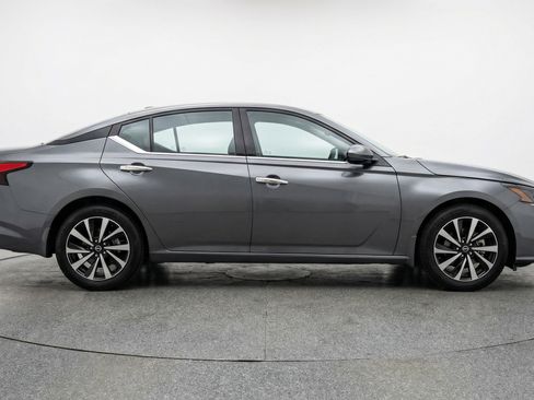 Used 2025 Nissan Altima 2.5 SV FWD image 11