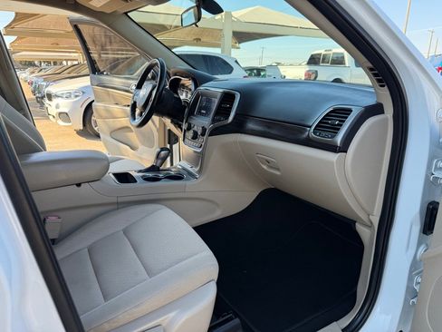 Used 2020 Jeep Grand Cherokee Laredo image 16