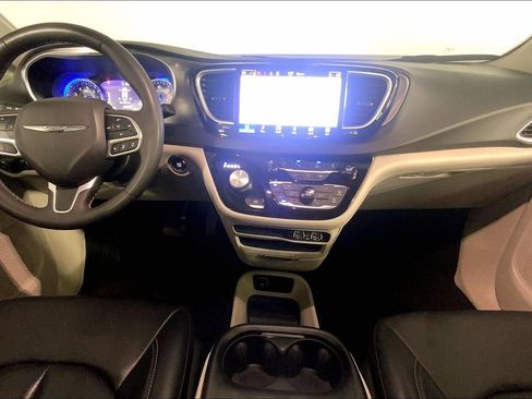 Used 2024 Chrysler Pacifica Touring-L FWD image 15