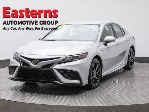 Used 2024 Toyota Camry SE image 1