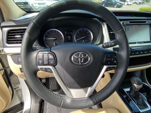 Used 2019 Toyota Highlander SE image 32