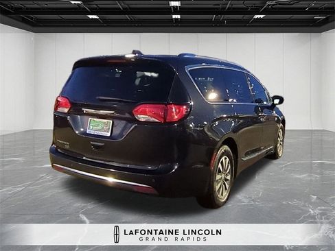 Used 2020 Chrysler Pacifica Touring-L image 5