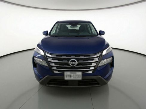 Used 2025 Nissan Rogue SV image 2