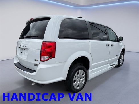 Used 2019 Dodge Grand Caravan SE image 3