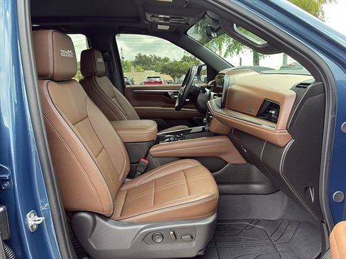 Used 2025 Chevrolet Tahoe High Country AWD/4WD image 16
