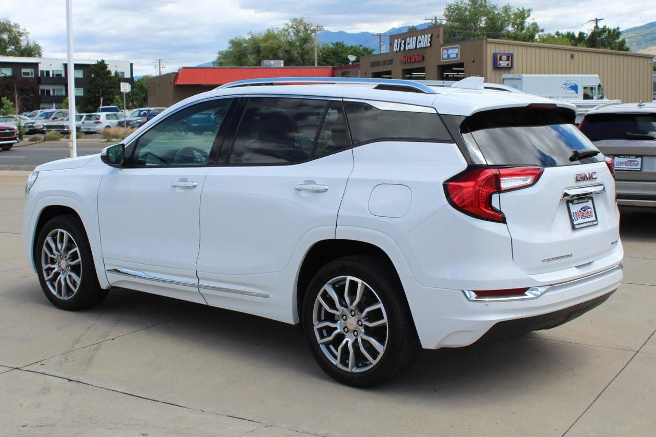 Used 2024 GMC Terrain Denali w/ Denali Premium Package AWD/4WD image 11